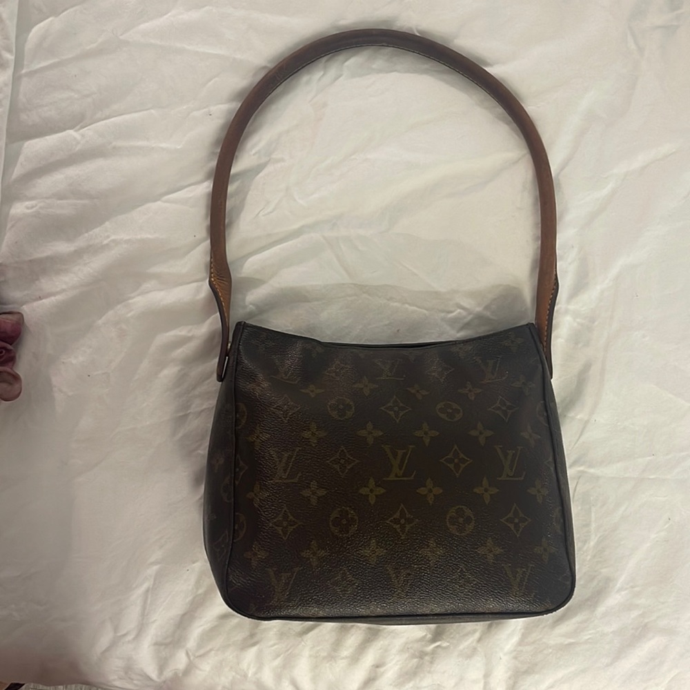 Luis Vuitton Monogram Looping MM  
shoulder bag